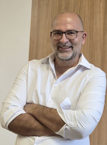 Retrato profesional de Moisés Barreto